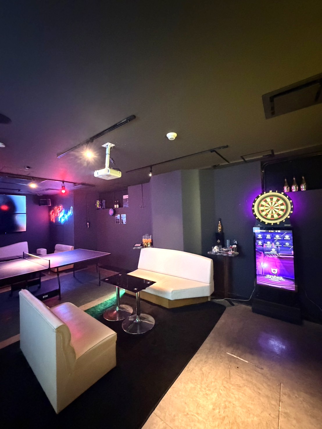 ソファ席とダーツのある店内